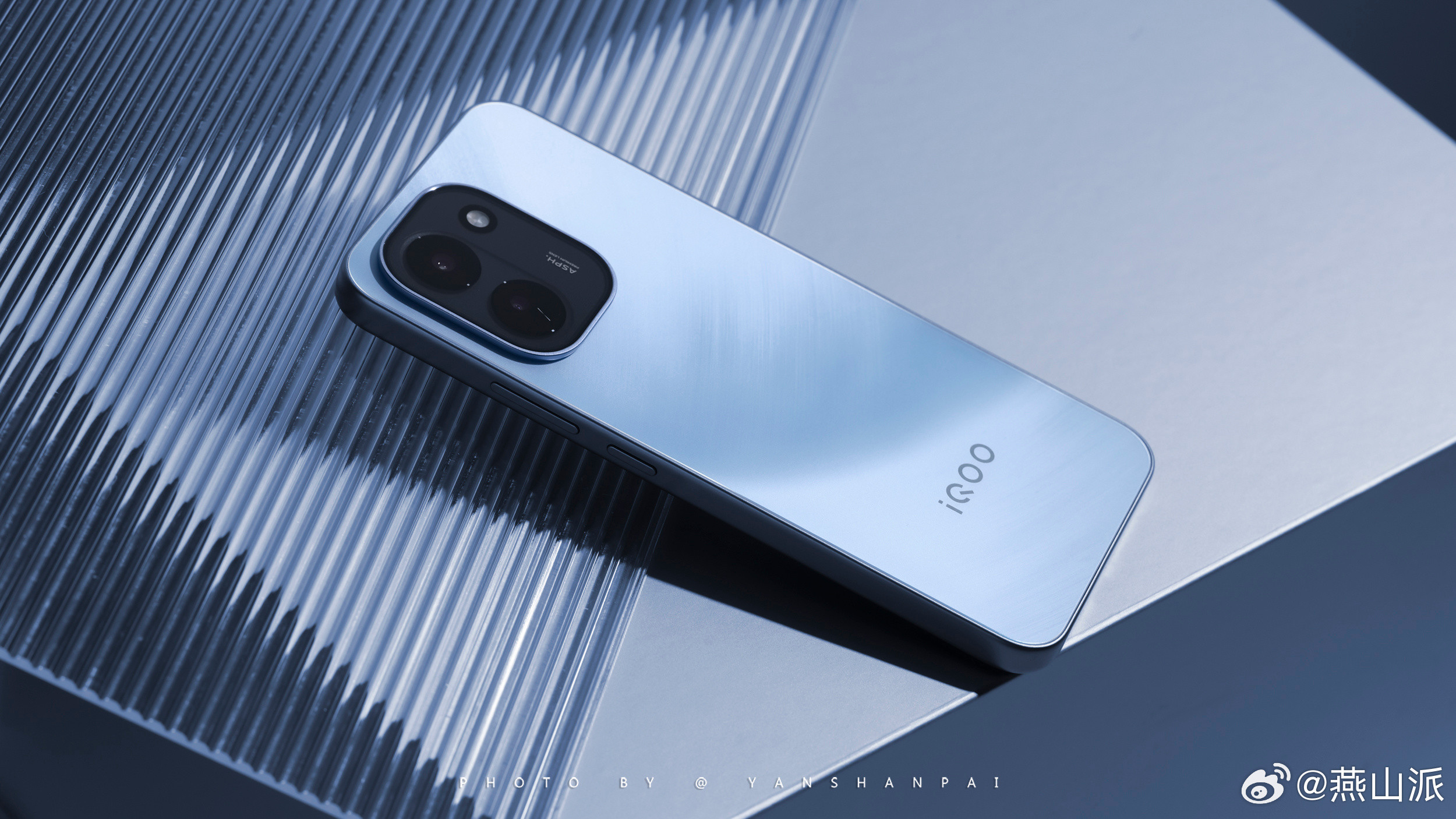 iQOOZ11来了！给大家分享一波沧浪浮光配色的图赏！背板用纳米级光刻工艺，光