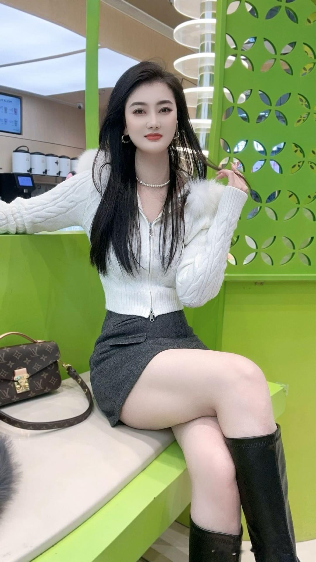 冬日穿搭指南：白色毛衣+黑色短裙+长靴，时尚又保暖！🌟👗👢