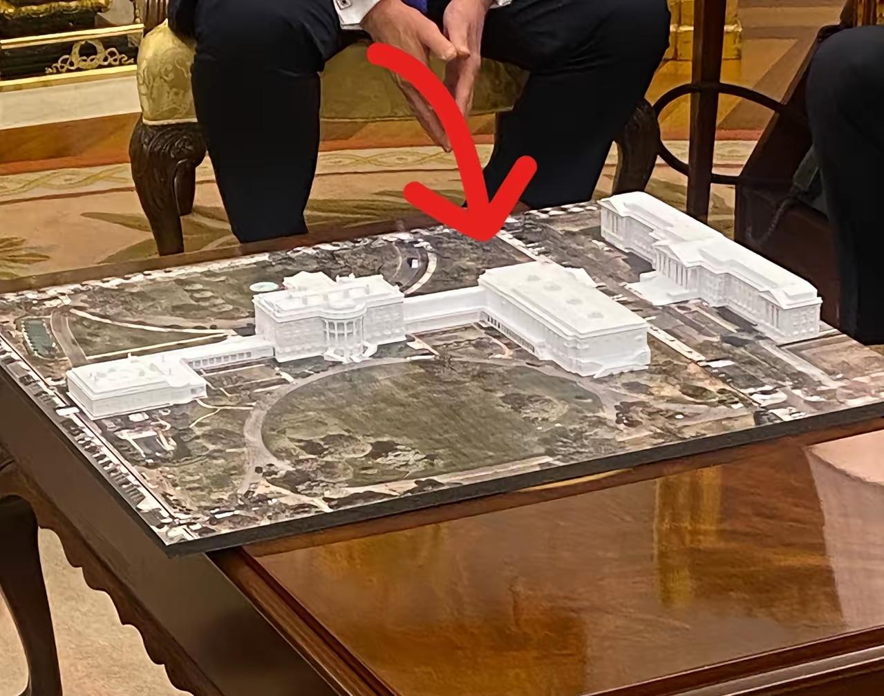 特朗普在白宫会见北约秘书长吕特时,将白宫改造模型推至谈判桌中央——这座比本体大三
