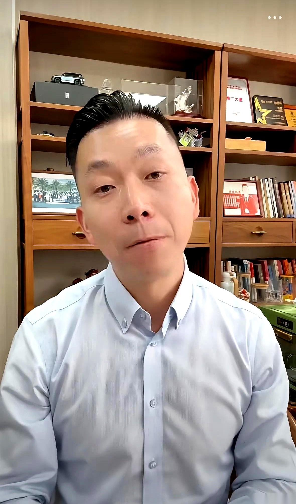 上海有个老板，河南人，初中文化，人送外号“滑不倒”。这三个标签放一块儿，是不是