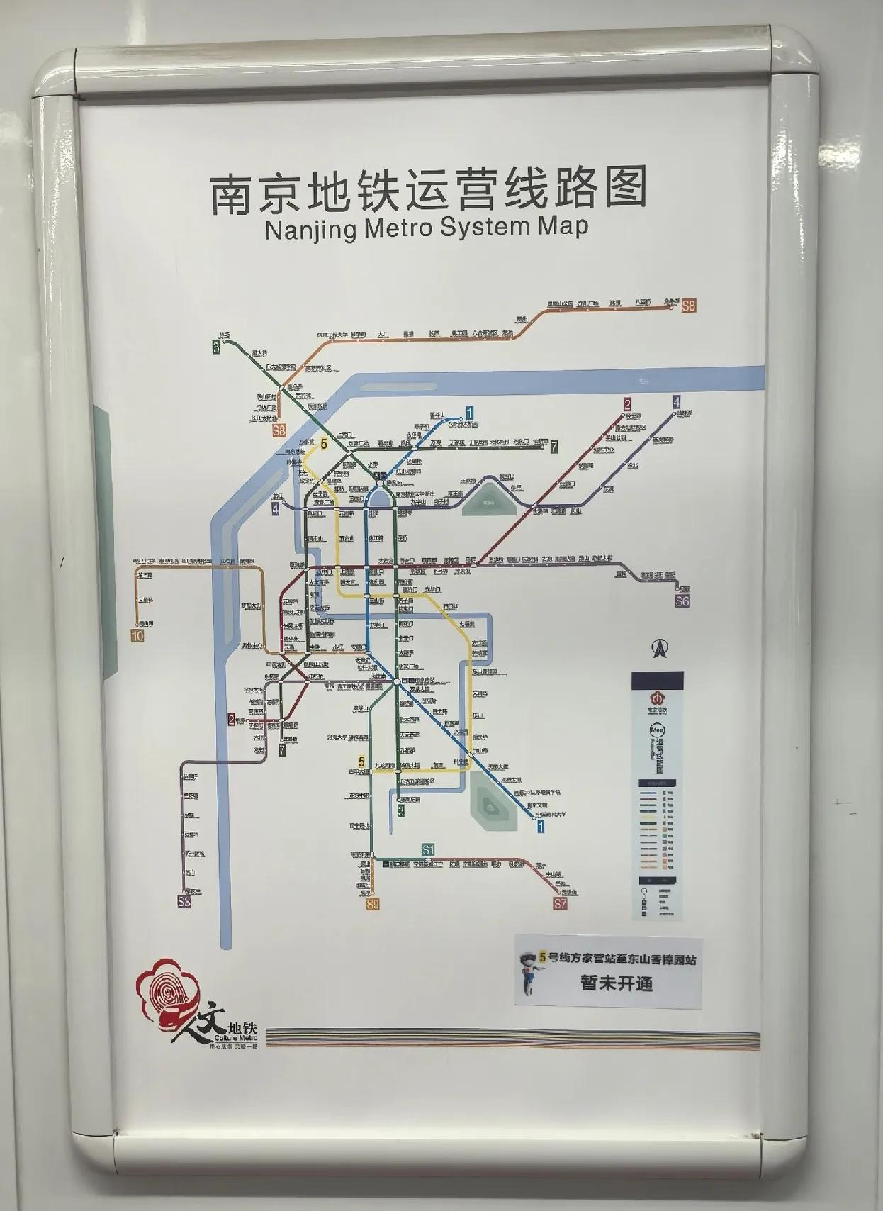 说说南京地铁存在的几个痛点1.大多数地铁口下行没有电梯，携带大件行李时只能依