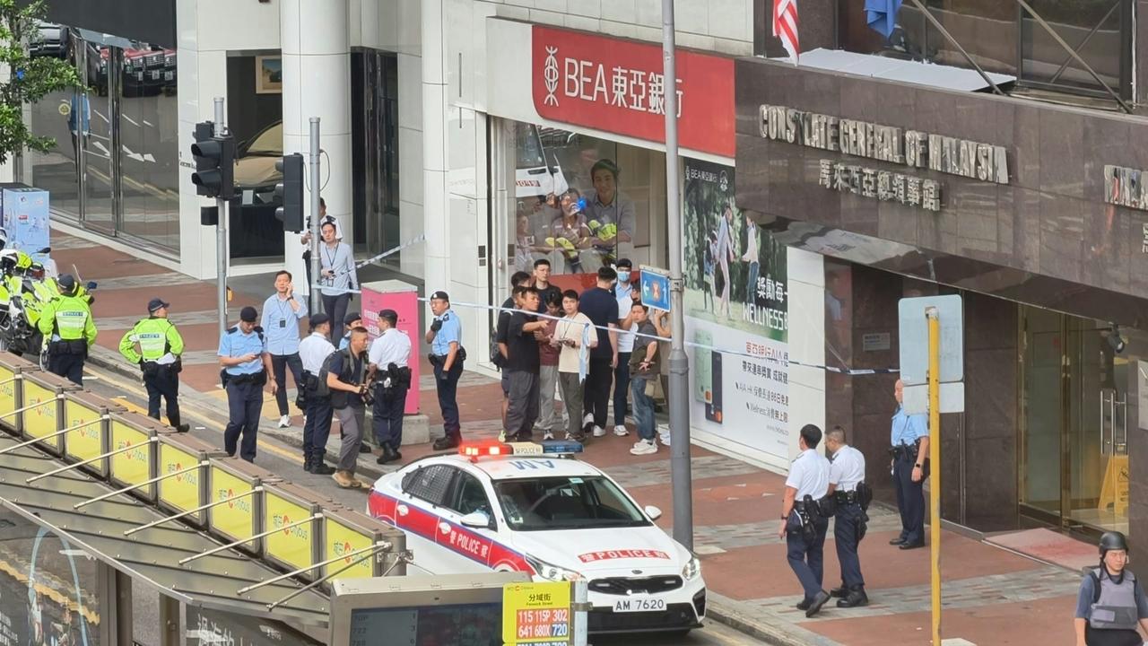 香港湾仔银行遭抢劫3.6万港币，抢劫视频曝光！湾仔告士打道56号东亚银行港湾