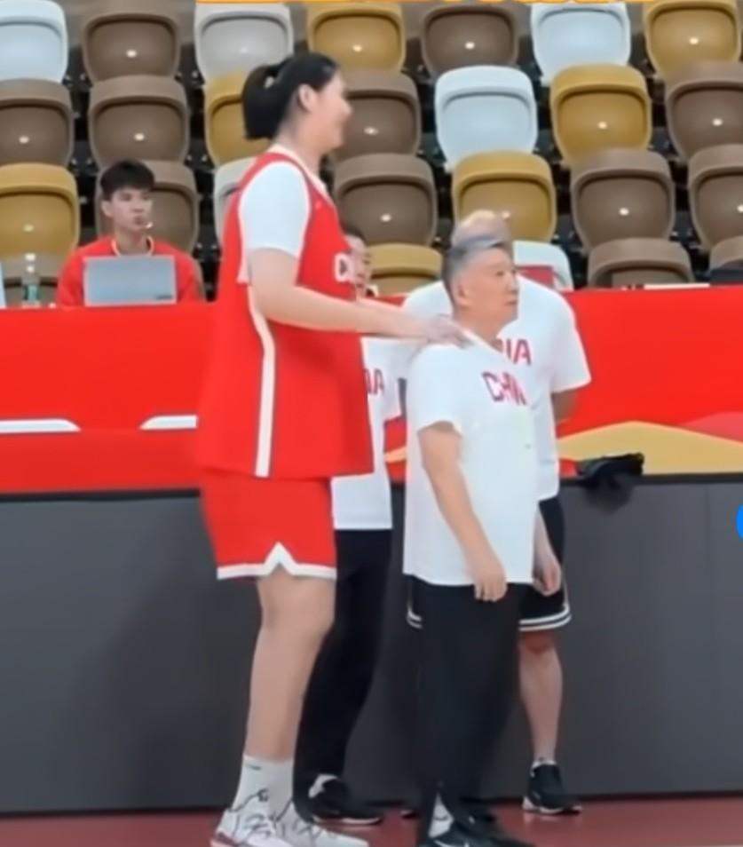中国女篮最新发现：原来只有李缘一个矮个，现在有了一群矮个！宫鲁鸣教练本身个子