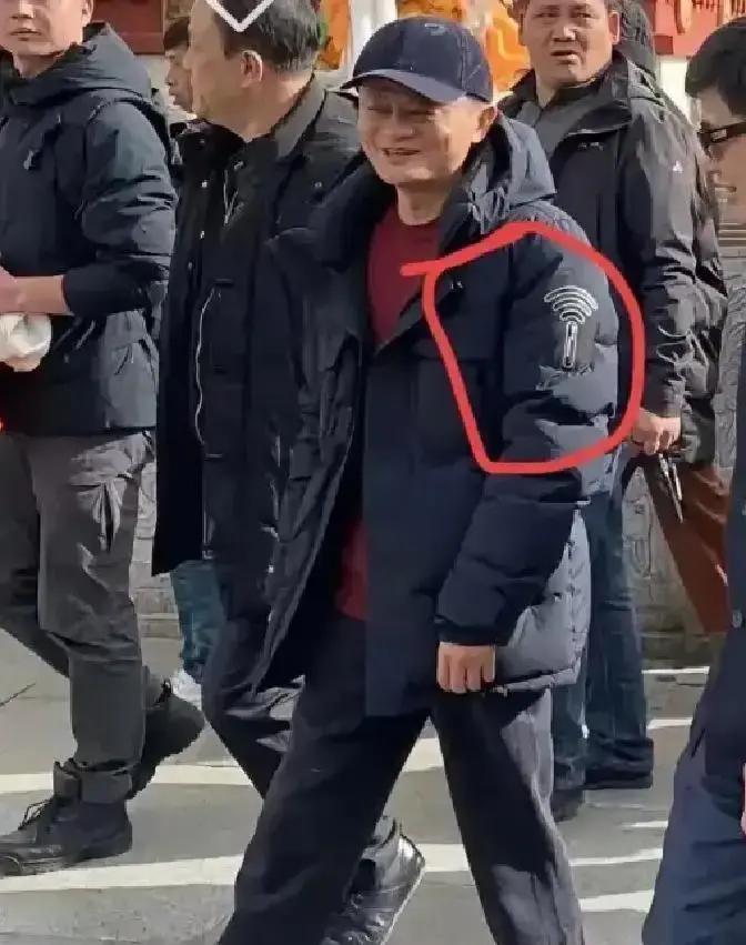 三里屯新开那家始祖鸟，羽绒服被炒到两万块，排队三小时才能进门。我看报道说原价一