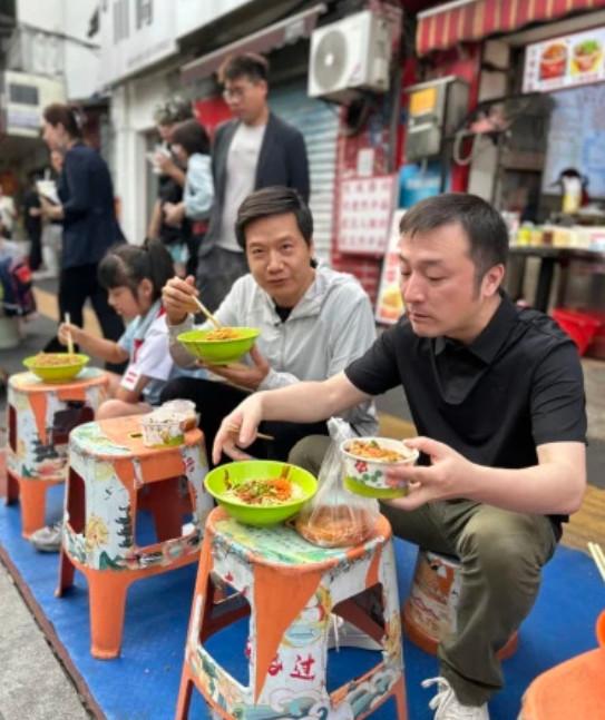 这个十月一，武汉的雷军三件套火了！就在10月1日早上，武汉大成路丽华早点店排
