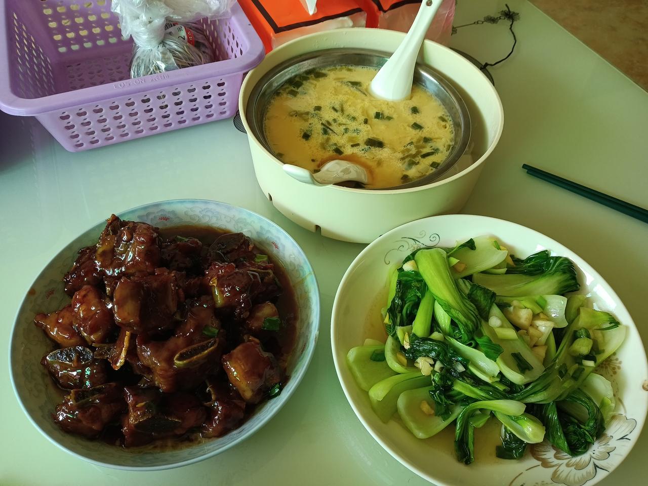 今天回来喽！妈妈炒了菜太香了！