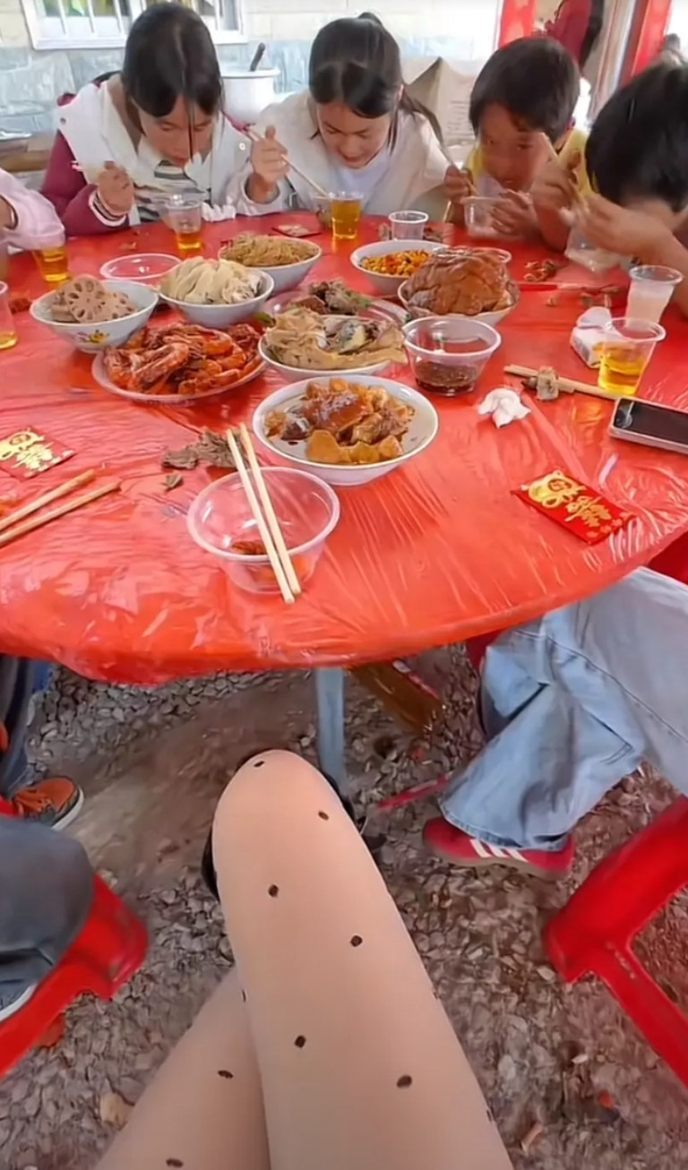 这一桌最单纯，直接吃完就走。