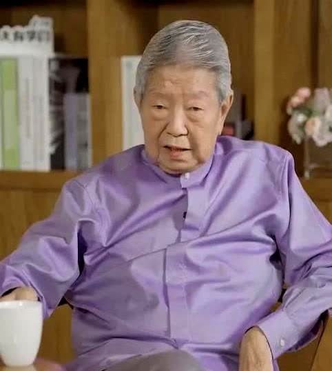 杨澜问蔡澜，你最不喜欢的男人是什么样？蔡澜直言不讳地说，我不喜欢李敖，他