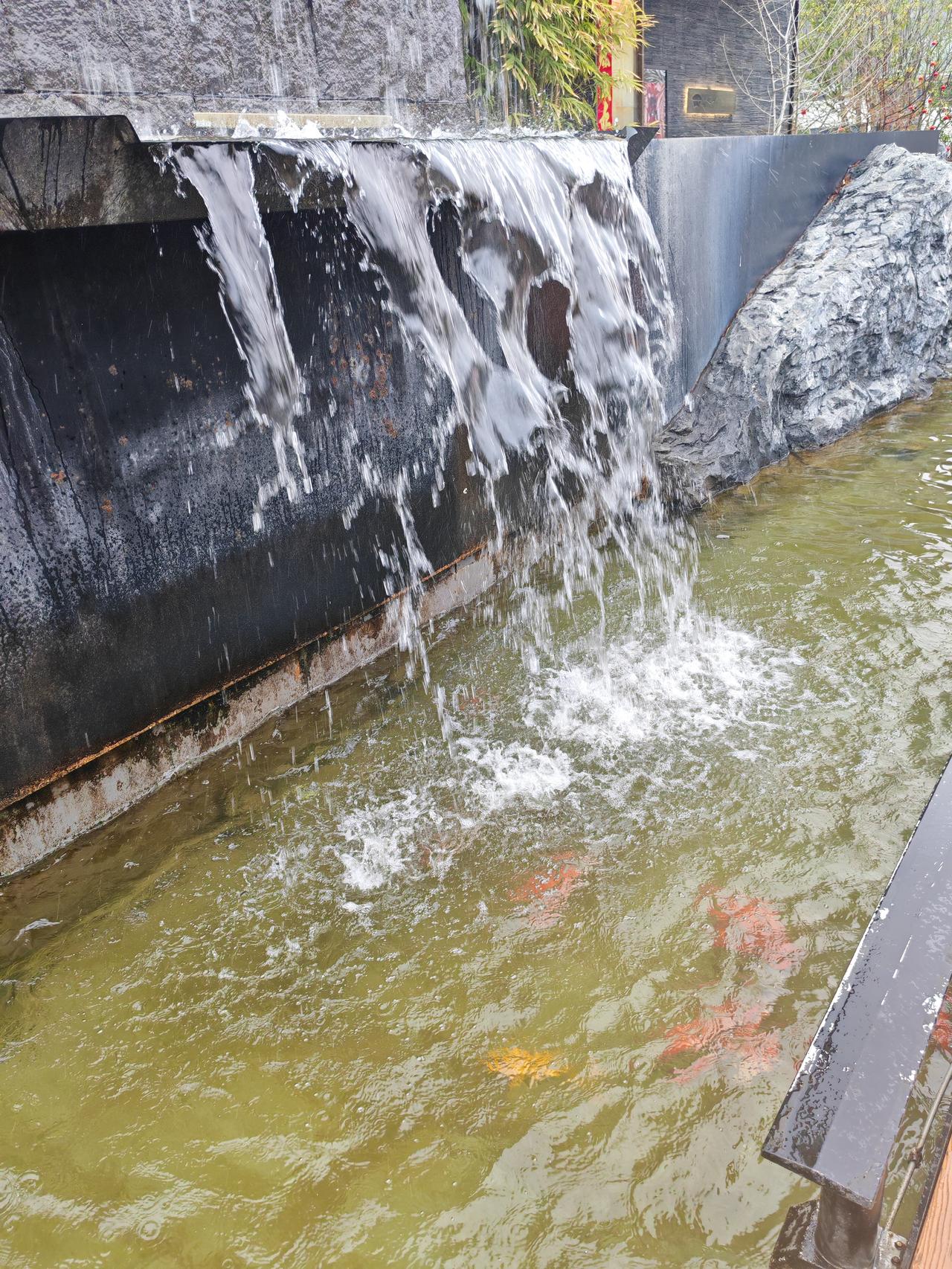 1.婚姻是什么，就是阳台上的衣服，只要你不收，就可以放半个月，你说你的脚疼，他