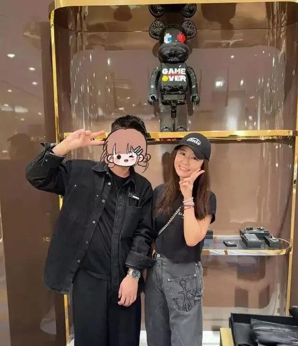 林心如澳门生图曝光！46岁剪刀手永流传，牛仔裤却遭毒舌拷问澳门街头，网友偶遇野