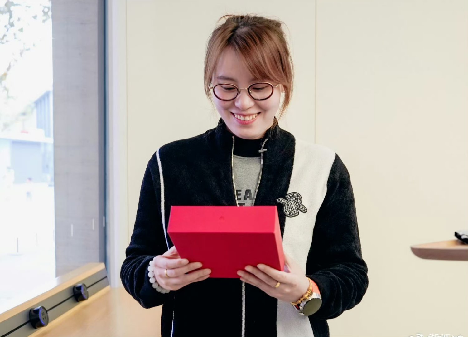 付园慧拿到华为MateX7好开心。