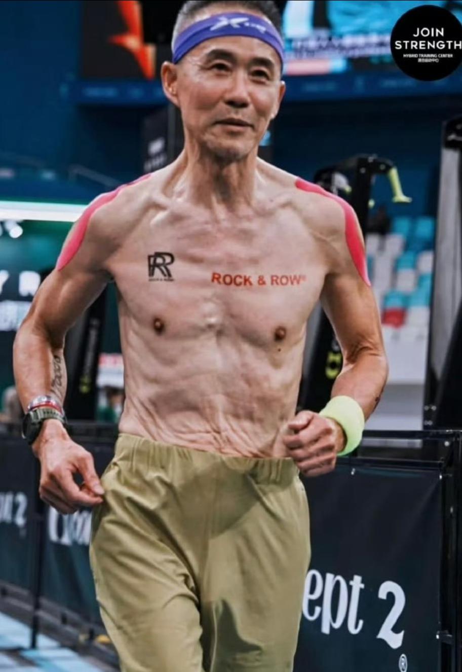 75岁王石到现在都没活明白，自己疯狂健身，其实是45岁田朴珺在暗中“熬鹰”！不信