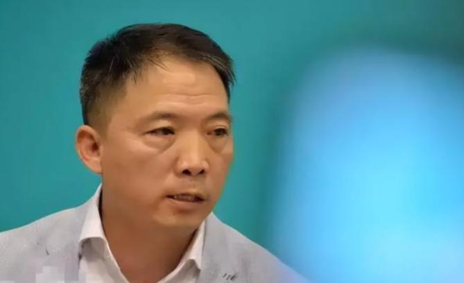 太讽刺了！乱港头目胡志伟在香港服刑期满，一刻不歇飞往英国想当"流亡政客"，谁知
