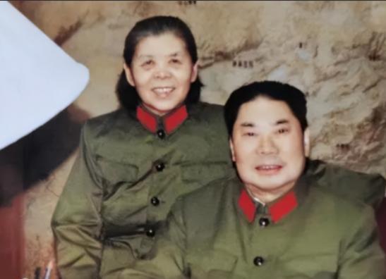 1990年，79岁的杨得志新婚，迎娶了石莉，结婚当晚，杨老将军握着石莉的手，动情