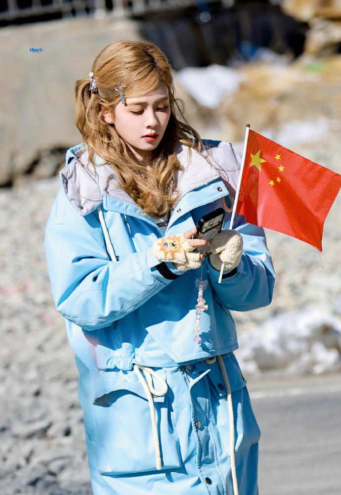 白鹿在红其拉甫国门看升旗时泪崩在海拔5100米的红其拉甫国门，白鹿在庄严的升