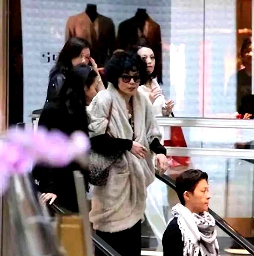 王菲穿啥，不为取悦谁。她不是在试衣服，是在试世界对她的容忍度。别人追流行，她