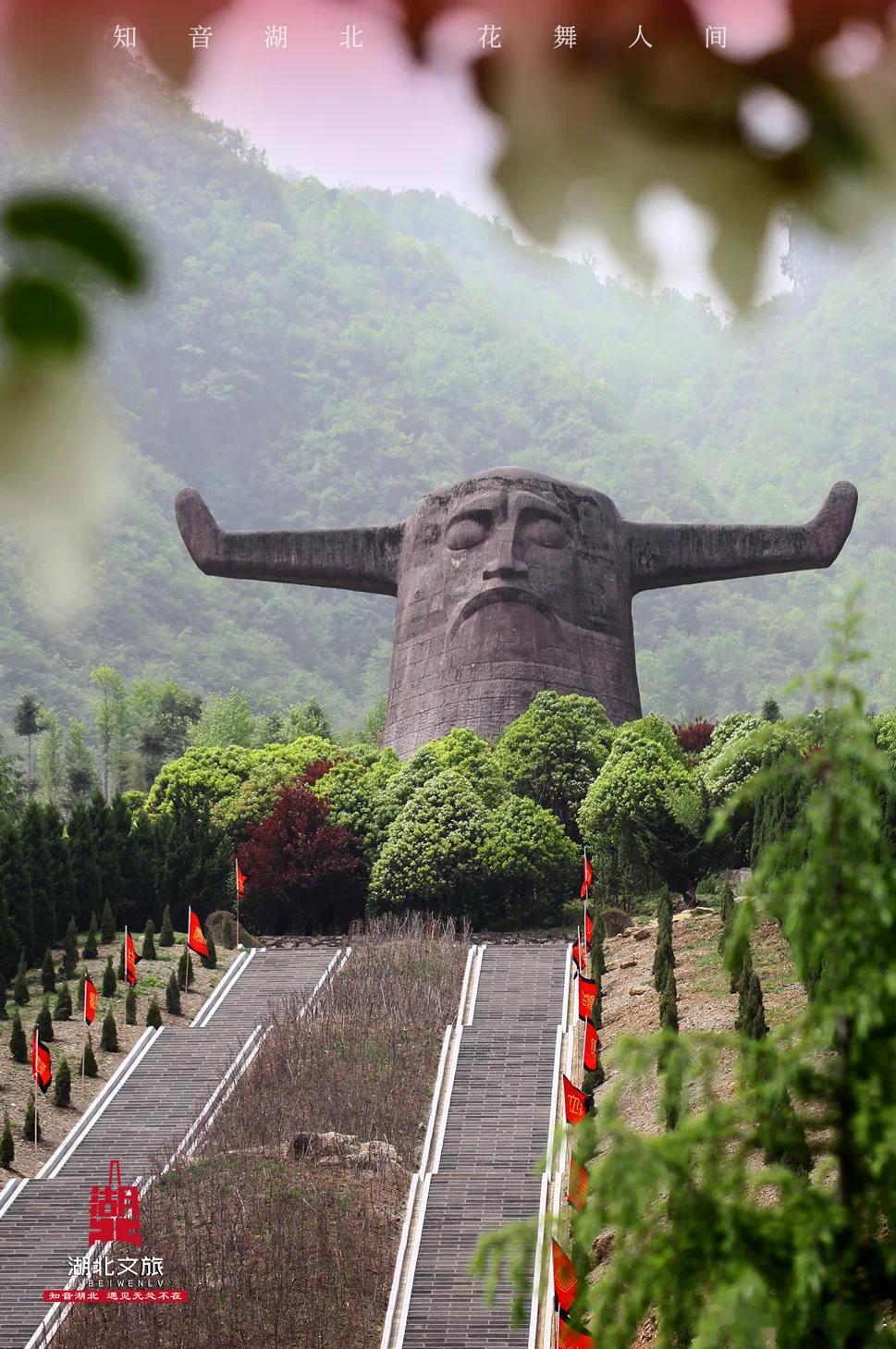 寻美湖北春日，神农架林区漫山杜鹃花如红云压顶，从山脚蔓延至云端，与山林云雾形成