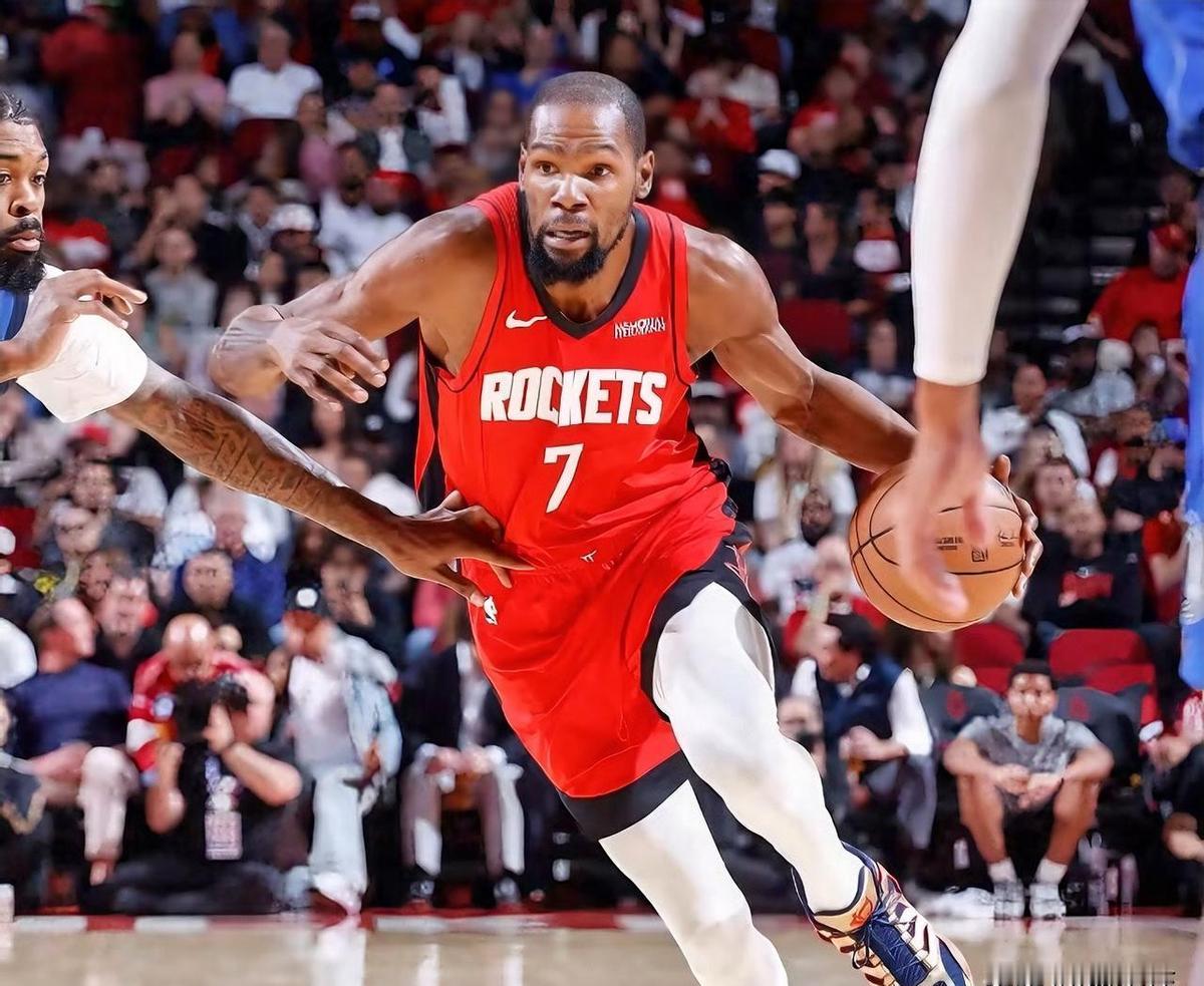 小贾巴里一倒，火箭的防线直接裂了缝。外线没人顶，内线没人挡，对手往里冲跟逛超市