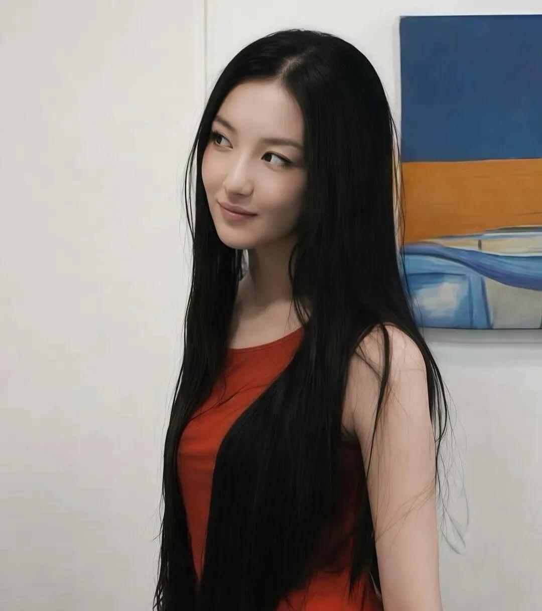 李嫣长成大美女！清冷气质直接拉满🌙李嫣最新一组写真，黑长直长发，氛围感十