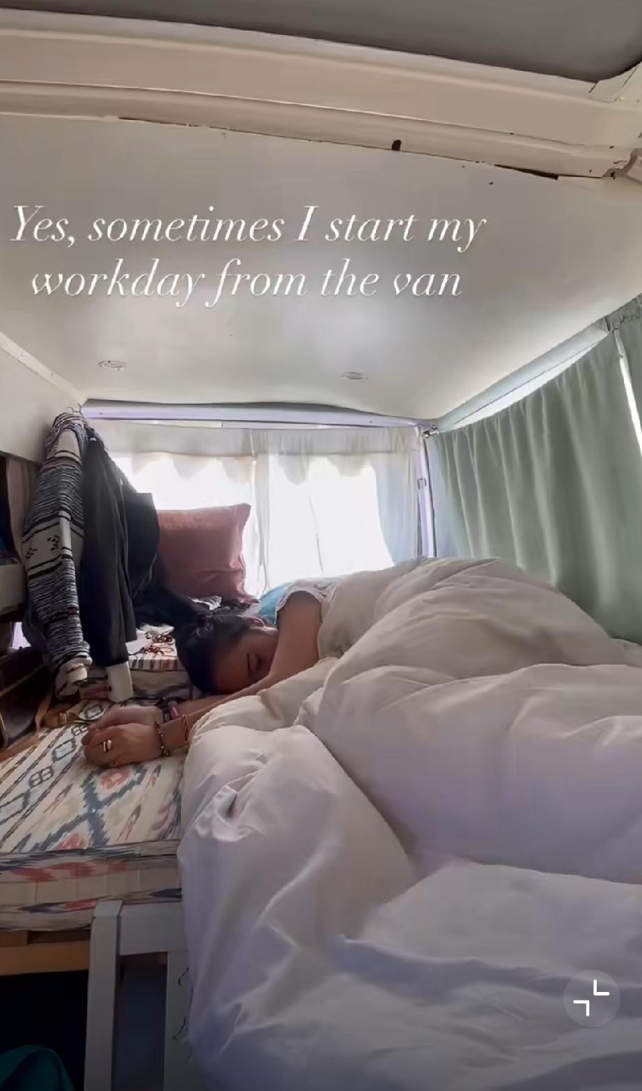 华裔女孩环游非洲，在社交账号分享了自己与当地居民共同沐浴的视频，引发国外网友强烈