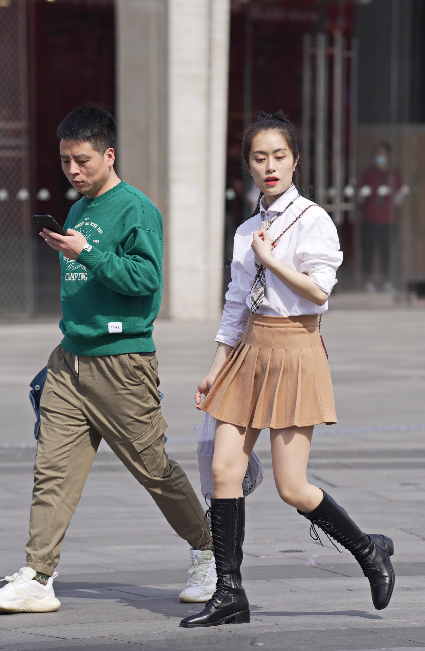 百褶裙与长靴穿搭​​​