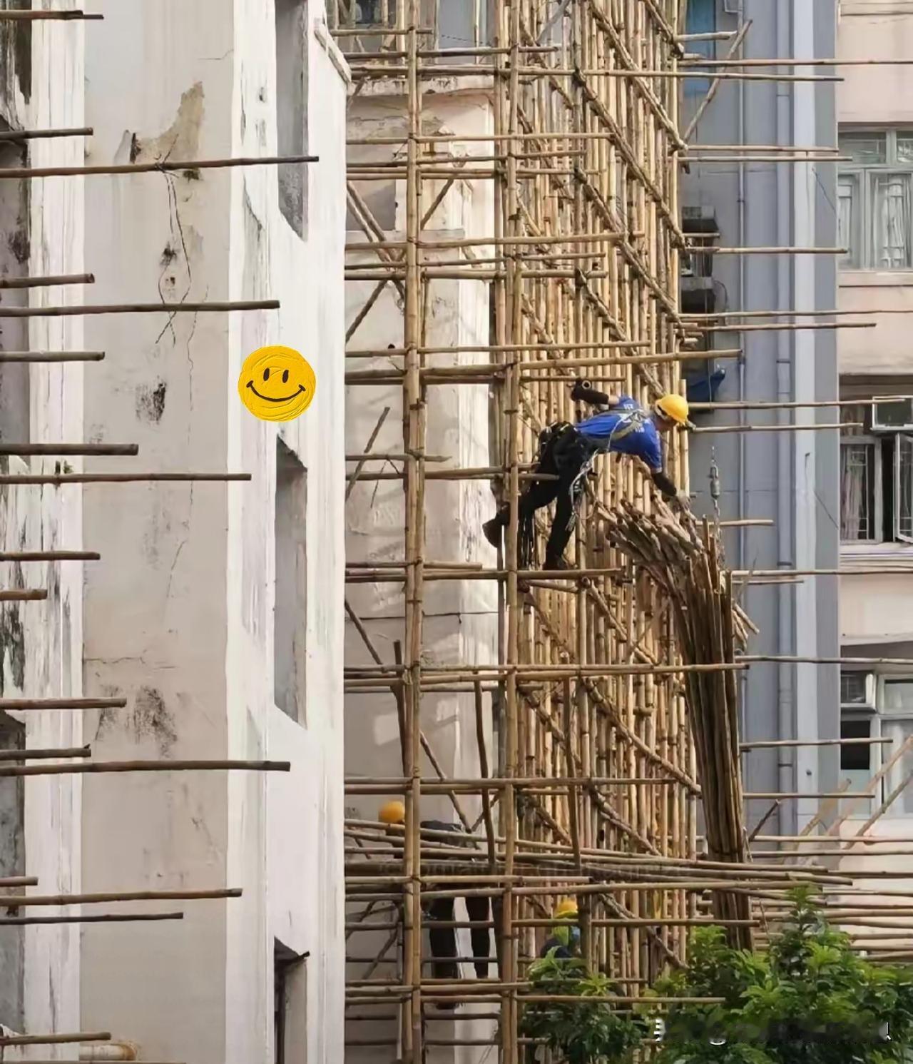 以前看尖峰时刻2的时候就看见成龙大哥在香港的脚手架上闪转腾挪好不精彩。