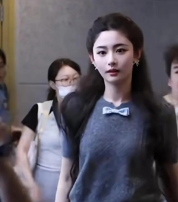 质疑于正。理解于正，赵晴线下真的好漂亮，个高皮肤白皙，很标致的脸