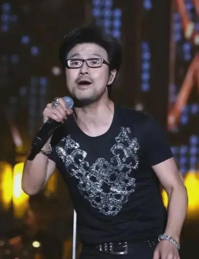 汪峰森林北搂腰逛街有网友遇到“四结四离”的汪峰带着带着很有可能成为第五任夫人的