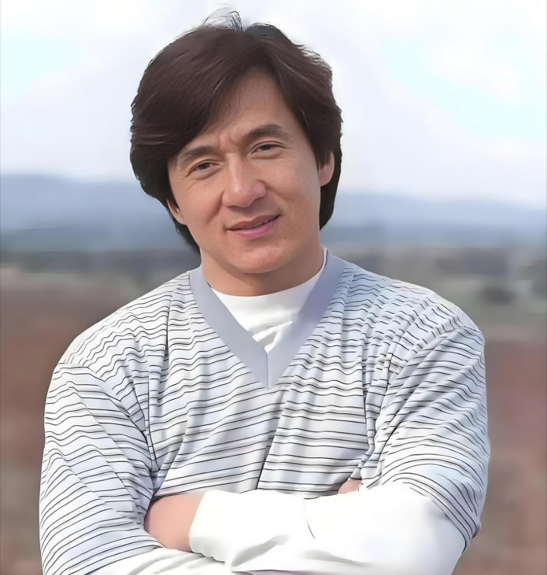 两张照片相隔40年的成龙大哥。