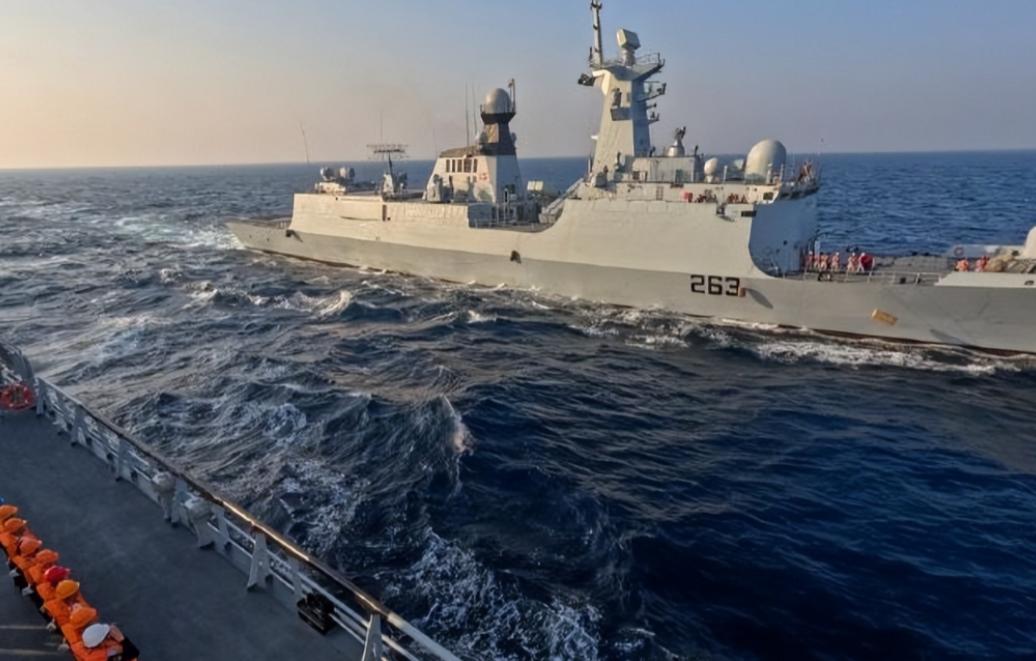 美伊打得昏天黑地，全世界都盯着航母导弹，没人注意一艘4000吨中国护卫舰在霍尔木