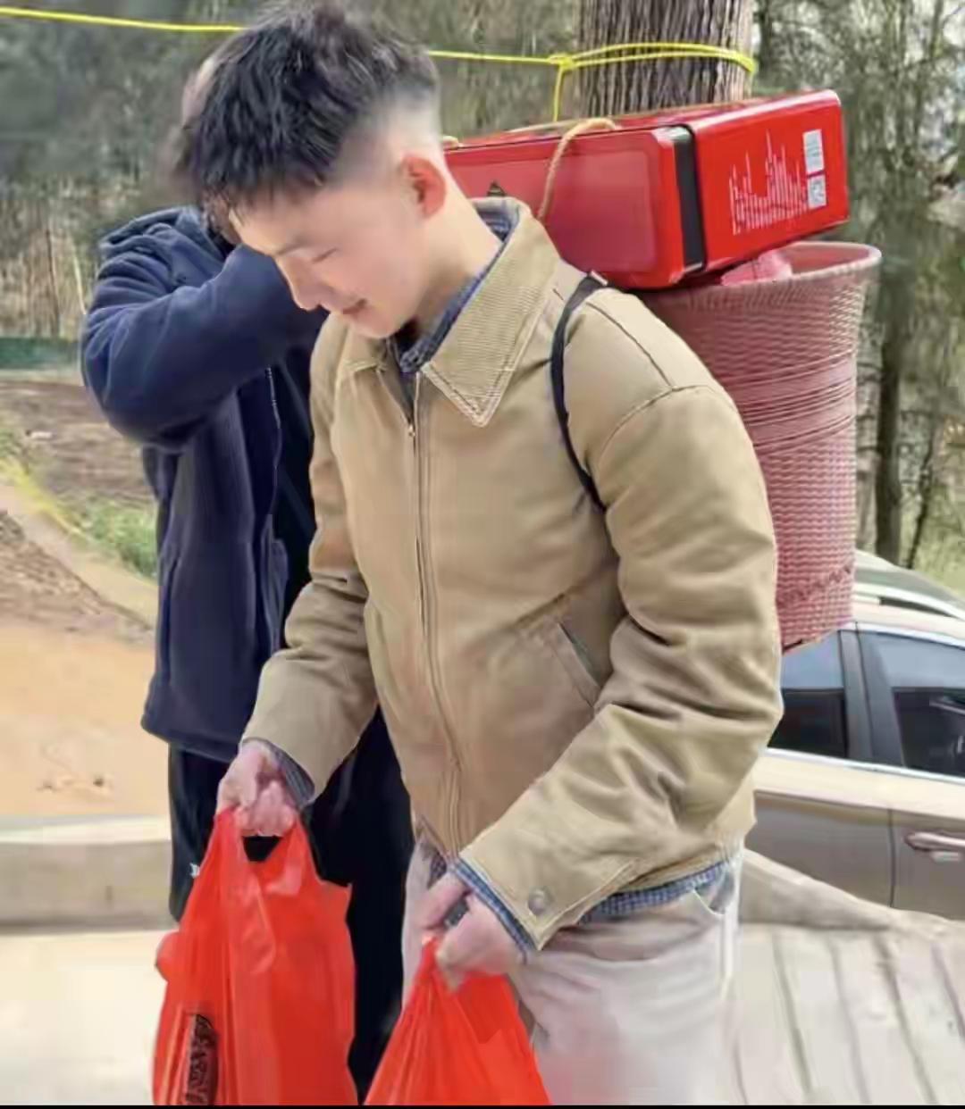 2026年2月10日下午，谢浩男背着1竹编背篓、提着大包小包走进四川农村外公外婆