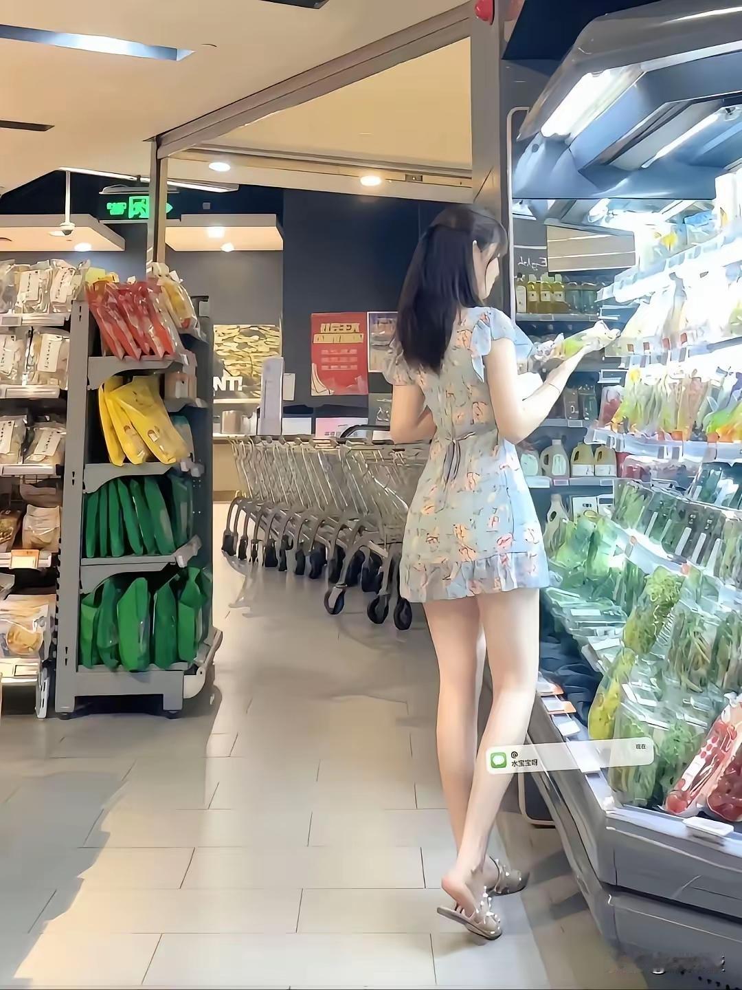 夏日穿搭指南：清爽连衣裙+凉鞋，逛超市的时尚范儿半身长裙怎么穿搭才能优雅又时尚?