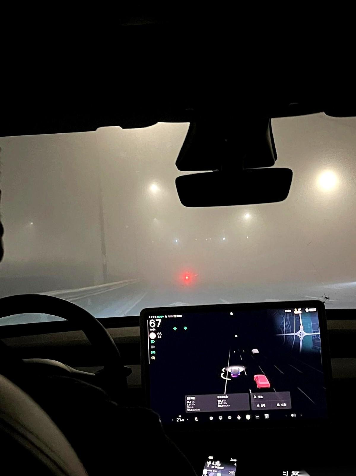 这大半夜的，是一点睡意都没有。闺女发来一张机场的照片，白茫茫一片，她说，爸，雾