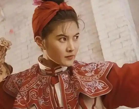 1900年，“黄莲圣母”被八国联军活捉，洋人逼她当众施展法术，她一言不发，联军恼