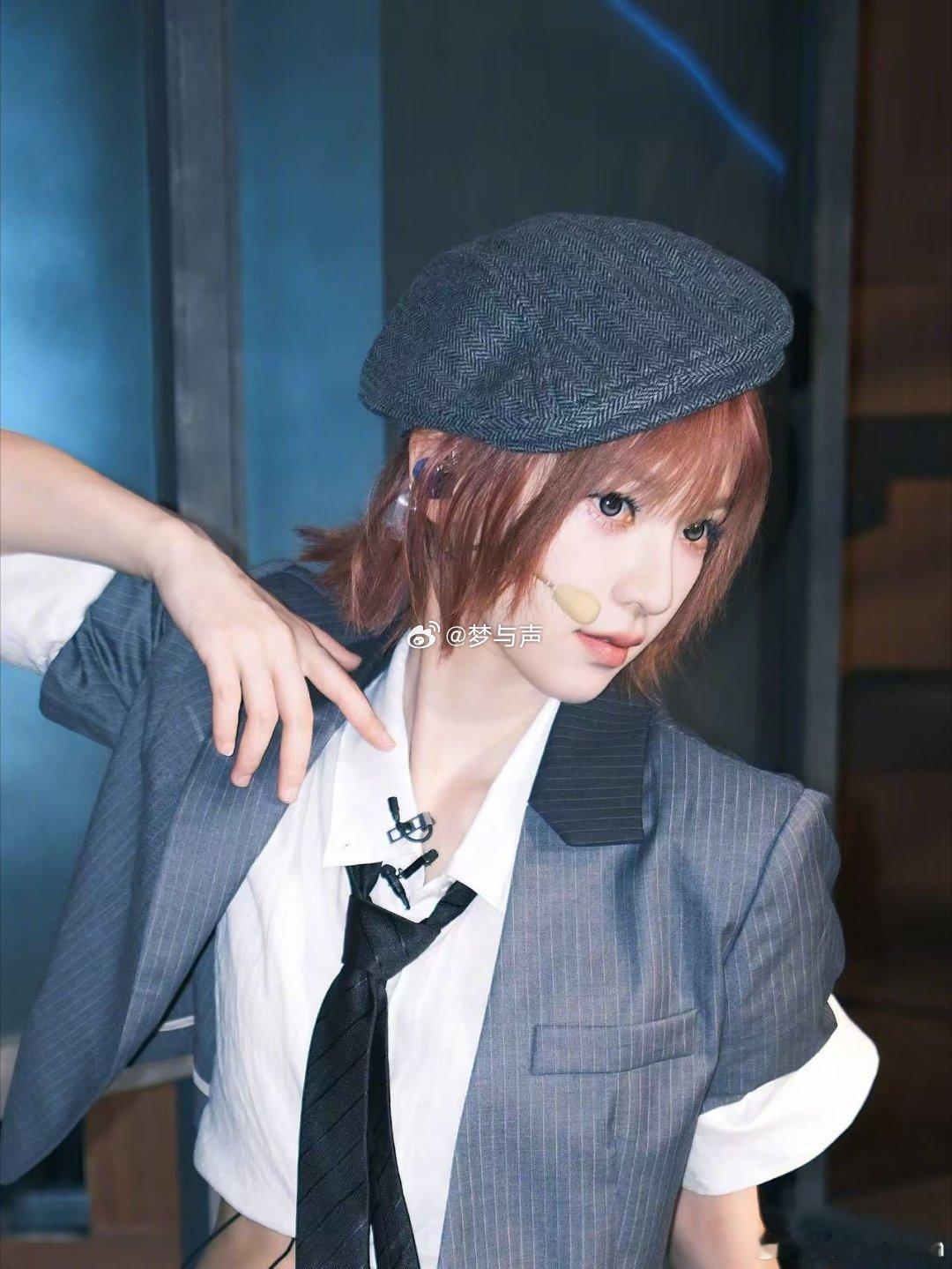 黄灿灿一公造型报童帽一戴，黄灿灿直接从姐姐变成邻家妹妹。这个造型太犯规了，萌到