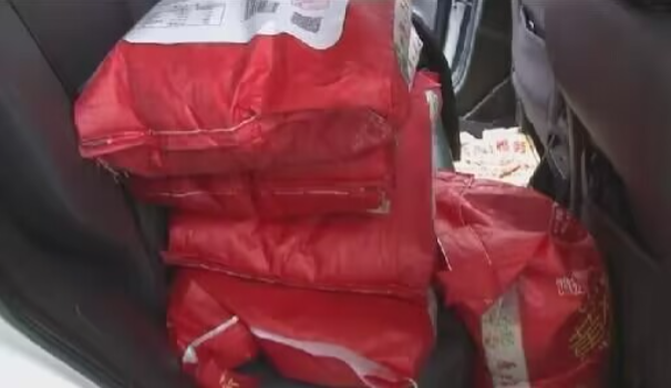 重庆超市惊魂：夫妻买米发现过期索赔，老板抡铁锹当街暴打！职业打假人身份引爆争议