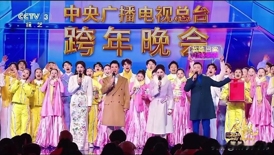 央视主持人今年率先打破陈规，穿上了大衣羽绒服，这得感谢孙颖莎！前段时间孙颖莎