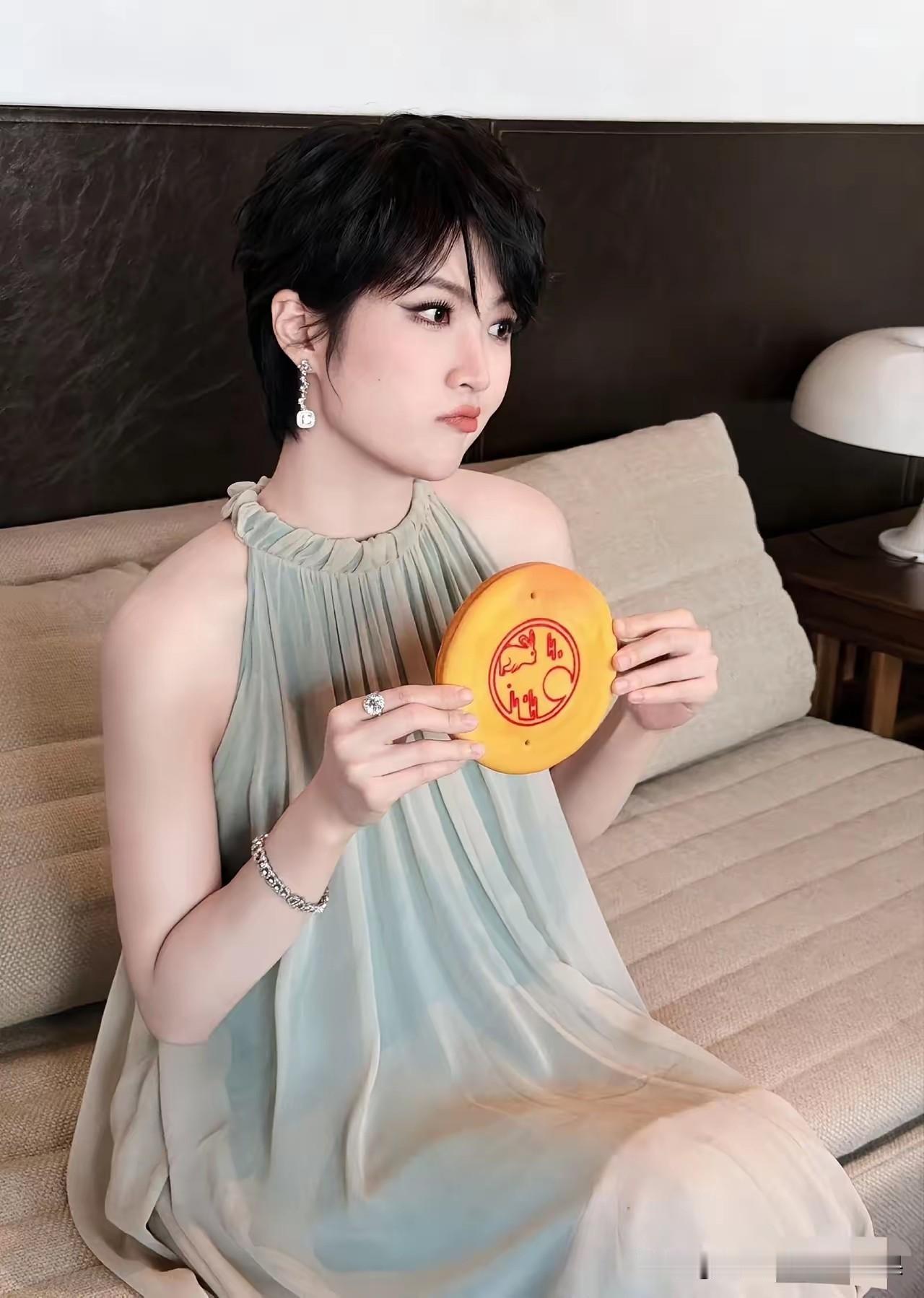 我的妈呀，谁能想到姚安娜现在口碑直接大反转！早先刚出道那阵，全网可没少吐槽，说