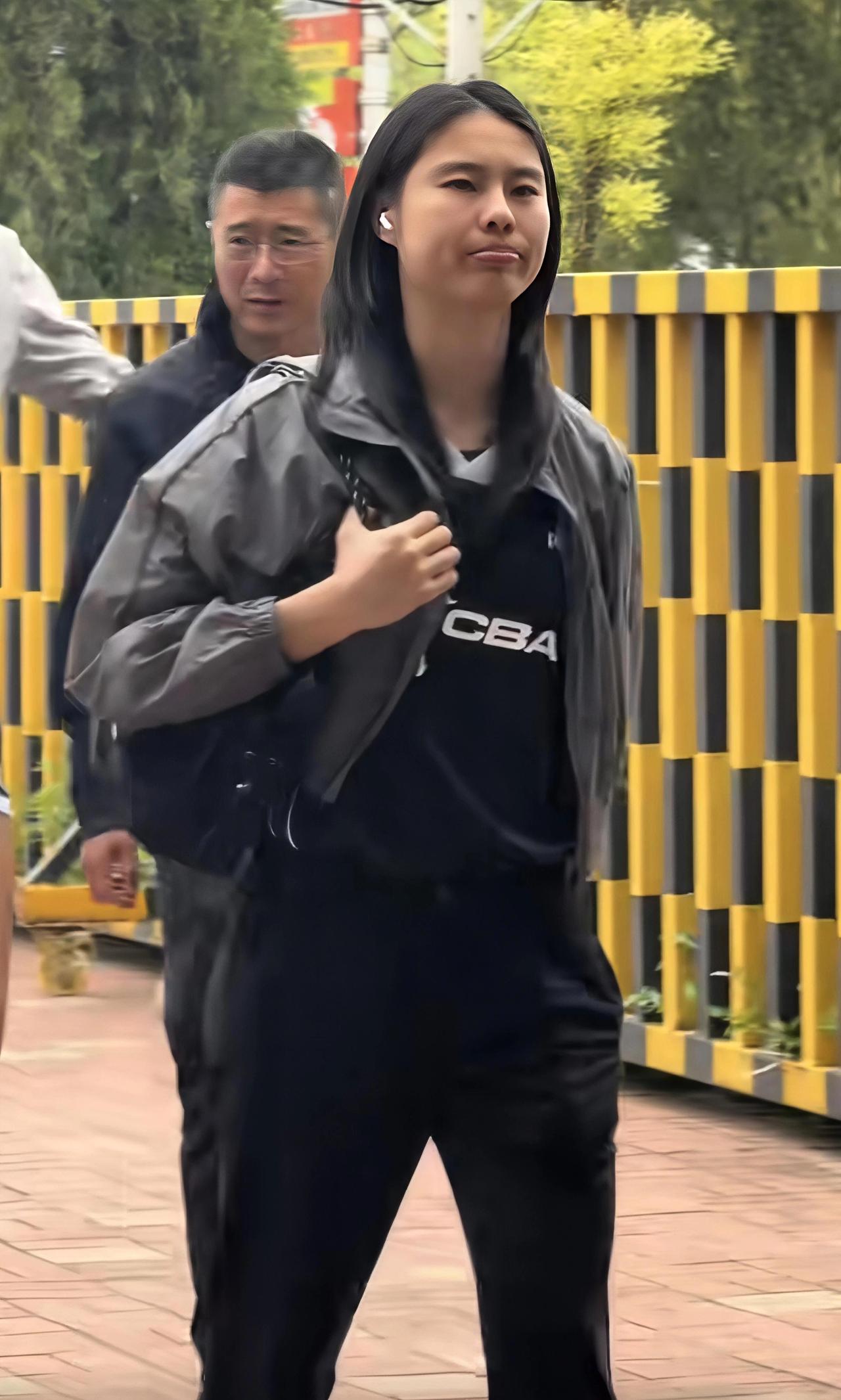 我觉得四川女篮G5总决赛，要想出奇制胜，就应以其人之道还治其人之身！迅速地换掉这