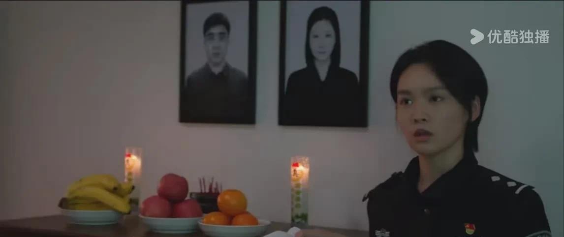 《以法之名》第20-21集预告：洪亮来到被害人的家中，无意中牵扯出来一桩陈年旧案