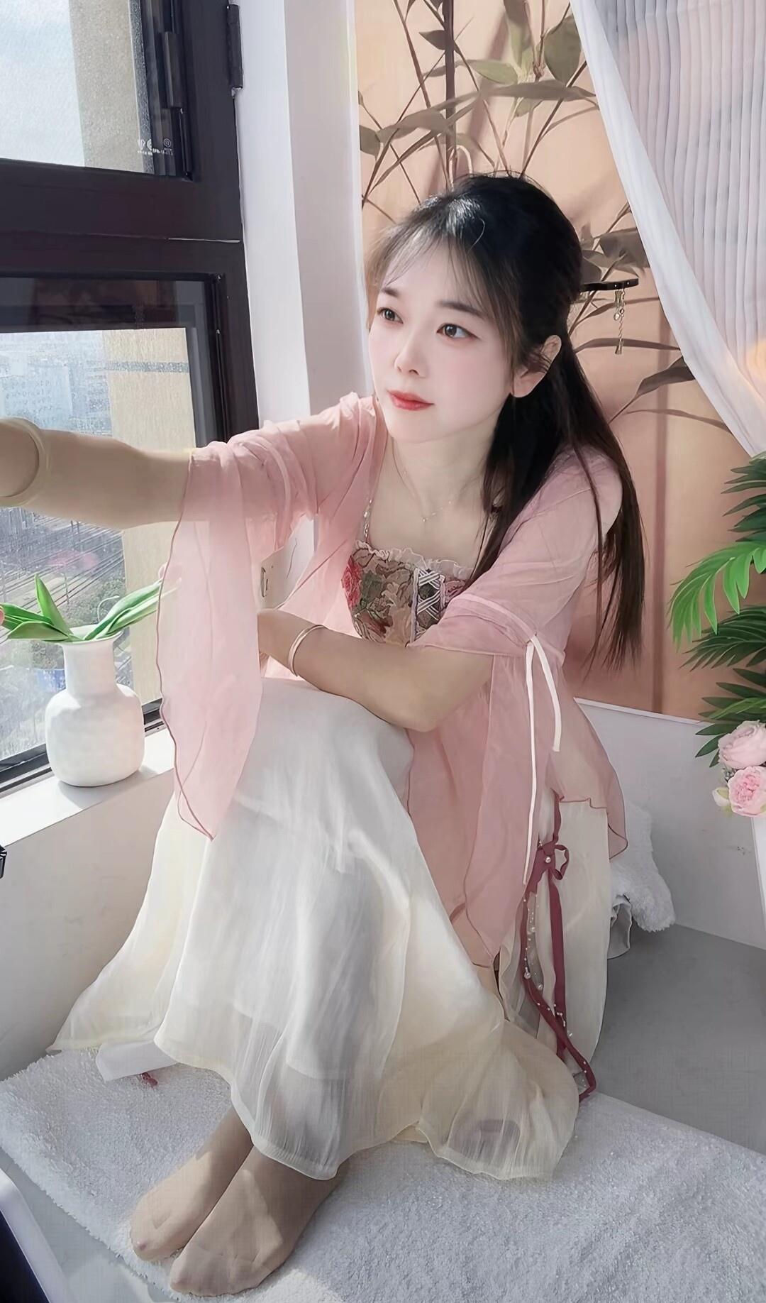 窗前人影动，轻纱拂春风。