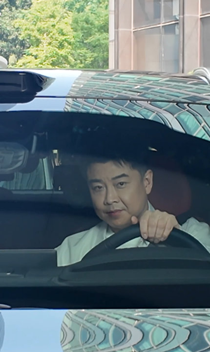 王皓凯旋回国后第一件事是提车让我们在这里恭喜王皓指导伦敦凯旋，夺冠之后，刚回国就