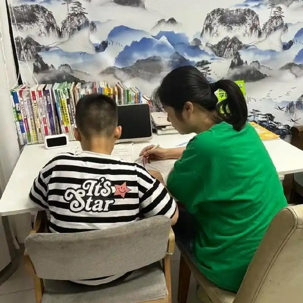 现在的父母是真会宠孩子啊！什么孩子一句不想住校，爷爷奶奶两天租好房子陪读，爸爸