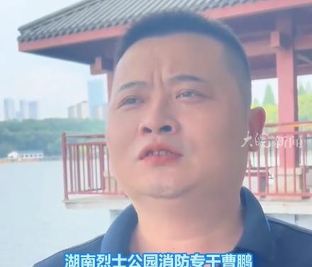 “这个男人火到人民日报了！”男子发现湖边长椅放着手机和项链，突然意识到有人落水！