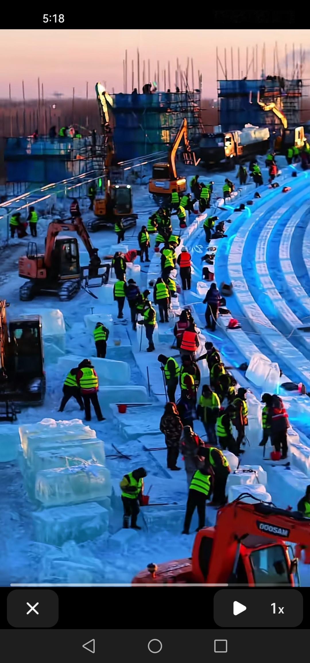 哈尔滨冰雪大世界的大滑梯动工建设啦，现场一片热火朝天、热闹非凡的景象！哈尔滨冰