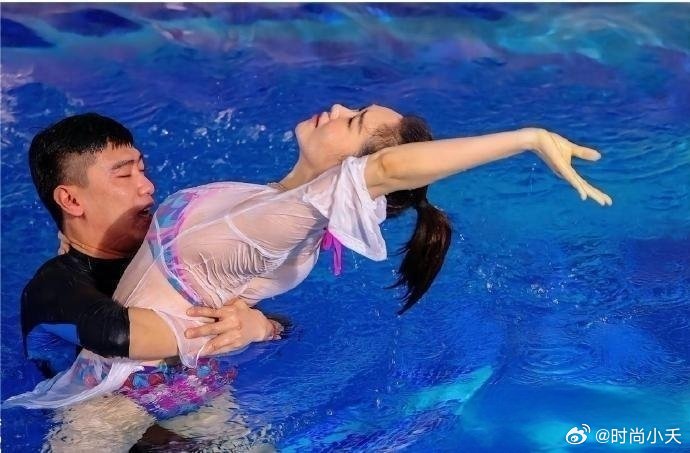 左小青早期综艺挺大方的，学过体操就是不一样，这柔韧性！