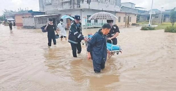 全体广西人记住。外地救援队跨越千里赶来驰援我们顶着暴雨泥泞拼命救人，不能让他