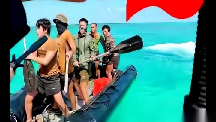 最近海上那场“短棍交锋”的网传细节，硬生生把现代海区的画风拉回了冷兵器时代。对