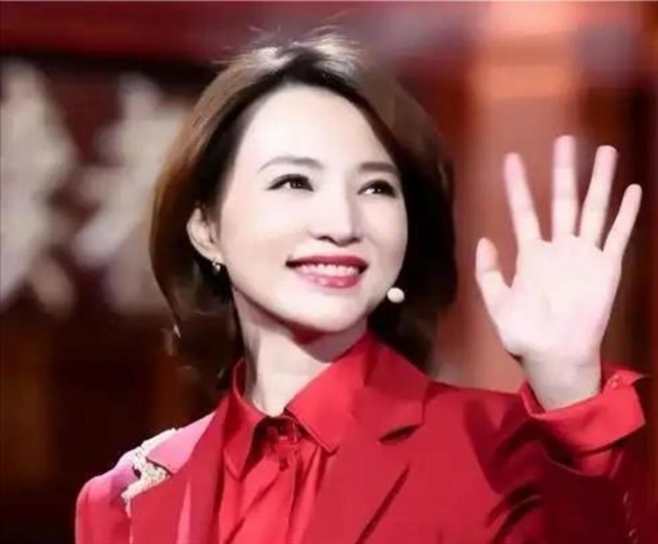 董卿，你还好吗？离婚13年，前夫密春雷负债9亿，成了老赖，连高铁都坐不了。而