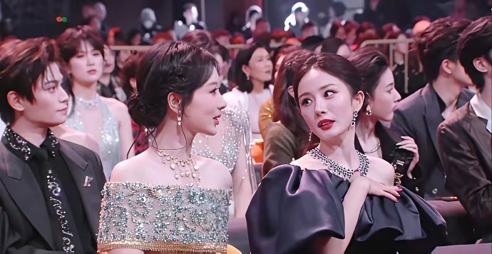 微博之夜内场，比红毯更有看头的，是座位区藏不住的微妙关系。顶流同框，有人热络搭